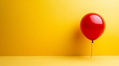 Sarı arka planda kırmızı balon. Metin için boşluk