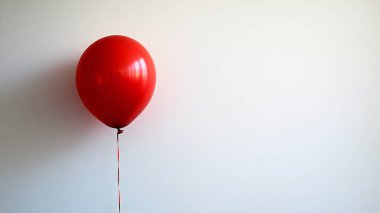 Beyaz arka planda kırmızı balon