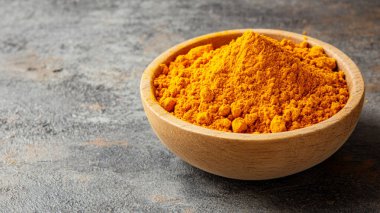 Tahta zemin üzerinde taze zerdeçal tozu bulunan zerdeçal tozu.