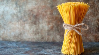 Kırsal masa zemininde cam şişede çiğ makarna, fotokopi alanı olan üst manzara.