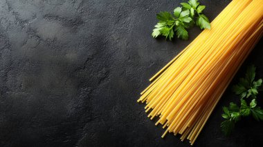 Siyah arka planda maydanozlu taze çiğ makarna.