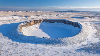 Kışın donmuş bir göl. kış karı.
