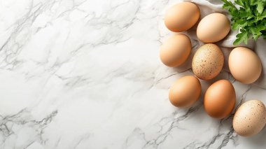 Açık gri arkaplanda yumurta ve tavuk kompozisyonu