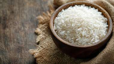 Beyaz pirinçli kase, yakın plan.