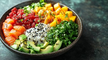 Avokado, domates, salatalık, kırmızı biber, avokado, susam tohumu ve susam tohumlu taze sağlıklı salata. Sağlıklı yemek. Temizle