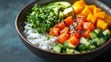 taze sebze salatası somon ile