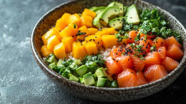 Avokado ve pilavlı somon.