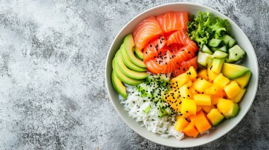 Sağlıklı yiyecek: Taze somon, avokado, avokado, avokado, salatalık, domates ve ıspanak. en üstteki görünüm.