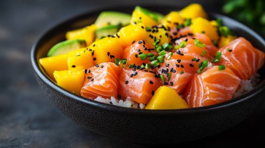 Japon mutfağı. Somon, avokado ve somonlu suşi.