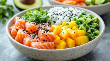 Avokado ve somonlu somon.