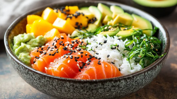 Bir kase somon, avokado, pilav ve somon salatası susam, somon, susam tohumu, avokado ve avokado tohumları.