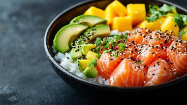 Bir kase somon, avokado, ton balığı, somon balığı ve pirinç.