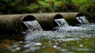Yere su damlaları düşer.