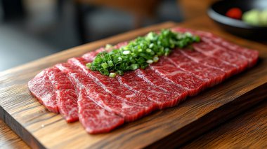 Tahta masada taze biftek.