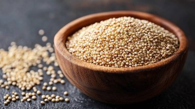 Koyu arkaplanlı kuru kinoalı kase