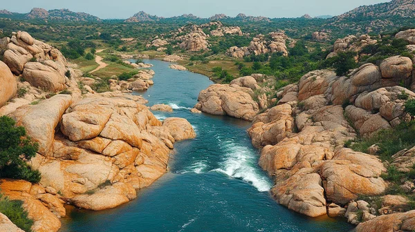 Dağlardaki nehrin güzel manzarası.