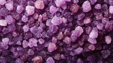 tuz arkaplanlı mor kristaller.