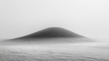 bir dağın siyah beyaz resmi