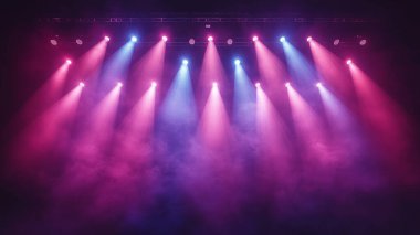 Parlak spot ışıkları ve koyu arkaplanda duman