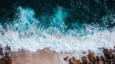 Dalgalar kayalara çarpıyor.