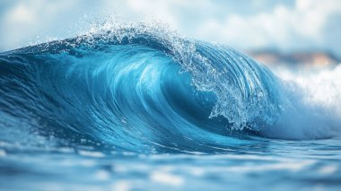 Denizin dalgası. Mavi su sahile vuruyor.