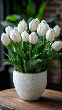 Pencerenin arkasındaki vazoda güzel beyaz laleler