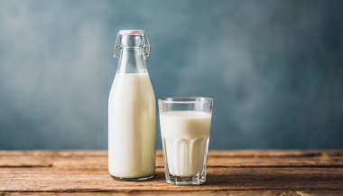 Tahta arka planda süt şişesi.