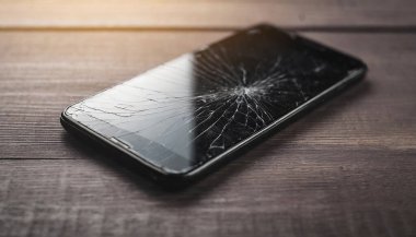 Ahşap masa üzerinde kırık smartphone
