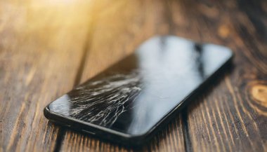 Yakın çekim - ahşap masada kırılmış cep telefonu görüntüsü