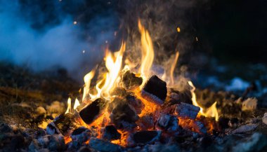 karanlık bir arka plan ateş etmek