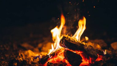 Şöminede yangın var.