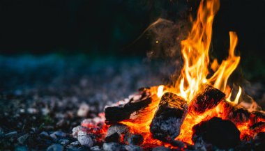 Şenlik ateşinde gece ormanda