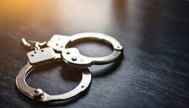 Masadaki kelepçeleri kapatın.