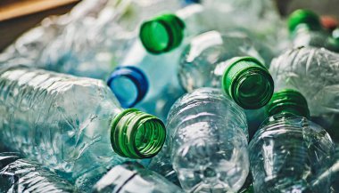 Geri dönüşümlü plastik şişeler