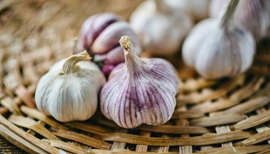 Masada taze sarımsak var. seçici odak.