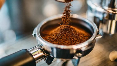 Kahve makinesini bir kafede yaparken çekilmiş yakın plan..