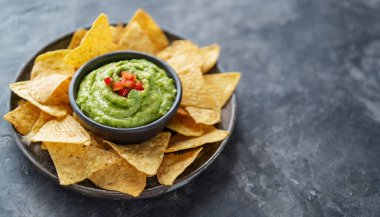 Guacamole ve malzemelerle dolu bir kase.