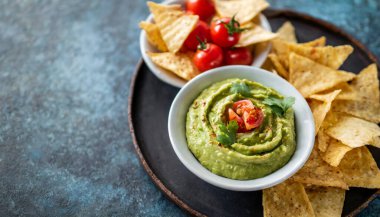 Cips ve tortilla cipsi ile guacamole. sağlıklı gıda konsepti.