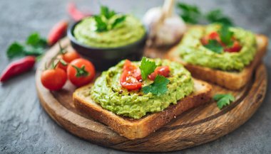 Avokado, domates ve maydanozlu tost..