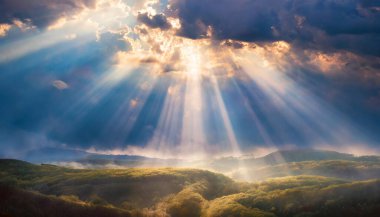 Bulutların üstündeki ışık huzmeleri