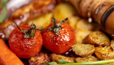 Kızarmış tavuk budu ve sebze..