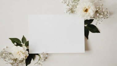 Beyaz arkaplanda beyaz güller ve bir buket okaliptüs olan bir düğün kartı modeli.