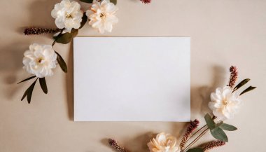 Boş kağıt kart ve bej arka planda çiçekler, üst manzara. düz yatış, üst görünüm, model.