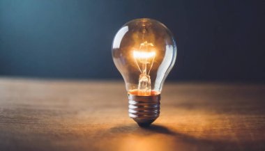 Siyah arkaplanda bir ampul