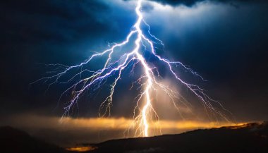 Gece gökyüzünde şimşek