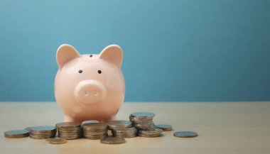 Para biriktirmek ve kumbarayı ahşap bir masaya koymak.