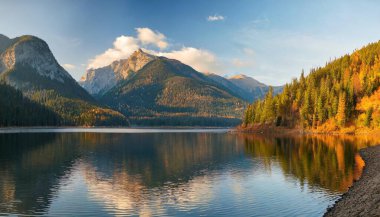 Baalal Gölü 'nde sonbahar.