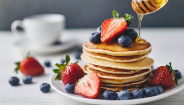 Bal ve böğürtlenli leziz krepler.