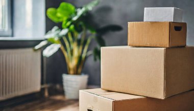 Modern ofisin penceresinin yanında karton kutular ve dizüstü bilgisayarlı paket