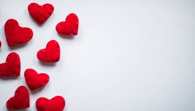 Beyaz arka planda kırmızı kalpler. Sevgililer günü kartı. Boşluğu kopyala.